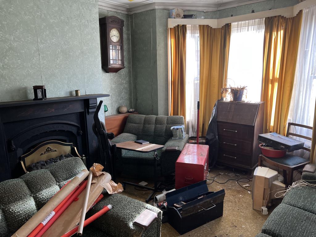 Lot: 114 - DETACHED HOUSE FOR REFURBISHMENT - Living Room